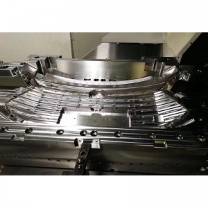 Калъп за автомобилна решетка